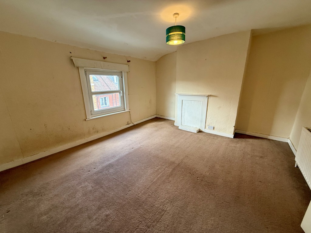 Lot: 18 - MIXED RESIDENTIAL AND COMMERCIAL PROPERTY - Flat bedroom one